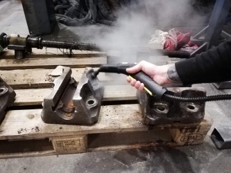 čištění strojních dílů horkou párou