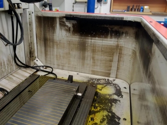 PŘED čištěním nádrže chladící emulze 